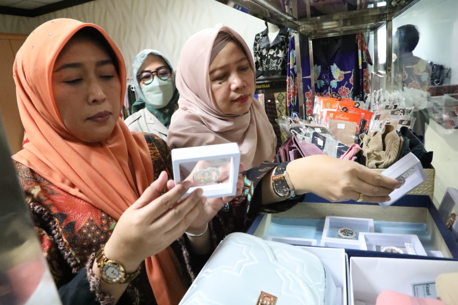 Ketua DWP BNPB Uke Suharyanto menunjukan aksesoris yang dijual di Toko DWP BNPB bertempat di lantai 2 Gedung Graha BNPB, Jakarta, pada Kamis (8/6)